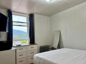 Double Room, Mountain View - Grand Union Hostel (Coleman)