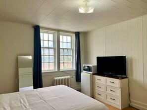 Double Room, Mountain View - Grand Union Hostel (Coleman)
