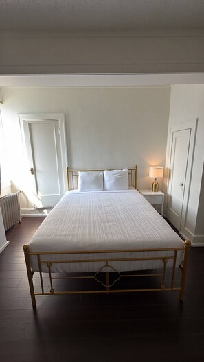 Double Room, Mountain View - Grand Union Hostel (Coleman)