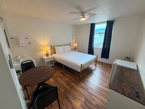 Double Room, Mountain View - Grand Union Hostel (Coleman)