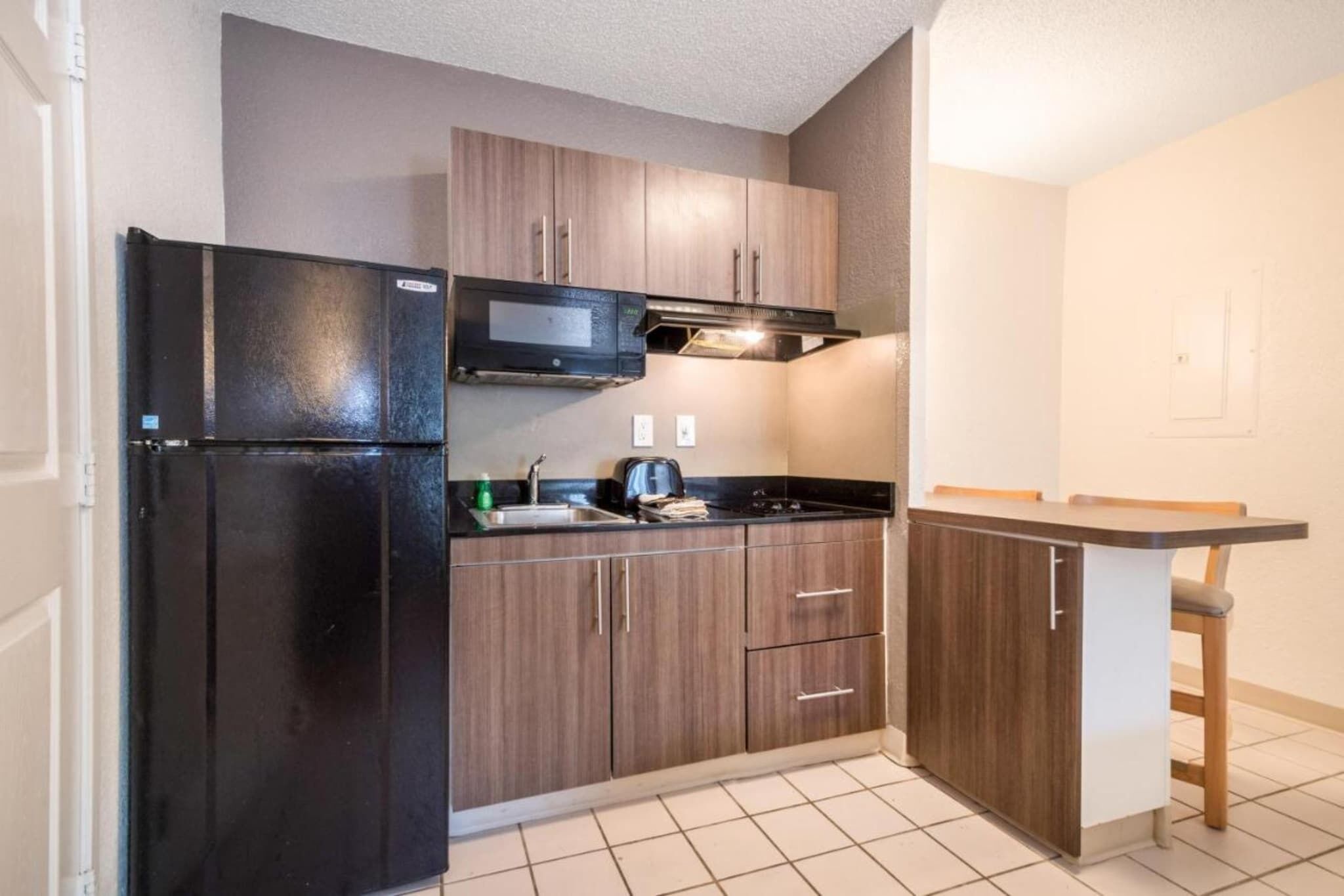 Coffee/tea maker, fridge, microwave, stovetop