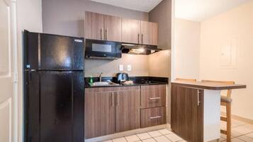 Coffee/tea maker, fridge, microwave, stovetop