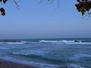 Una playa con olas y un cielo despejado.