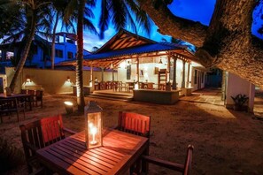 Outdoor dining - Oak Ray Ocean Beach (Dikwella)