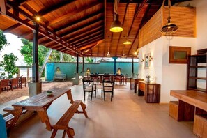 Outdoor dining - Oak Ray Ocean Beach (Dikwella)