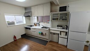 Private kitchen - Spacious & Comfortable Tokyo Home, Full Kitchen, Bath & Family-Friendly Stay (Toshima City)