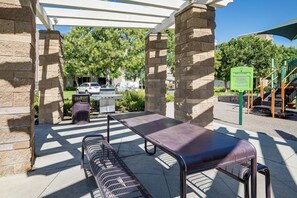 Outdoor dining - Walk to Train Station & More! Modern Compton Unit (Compton)