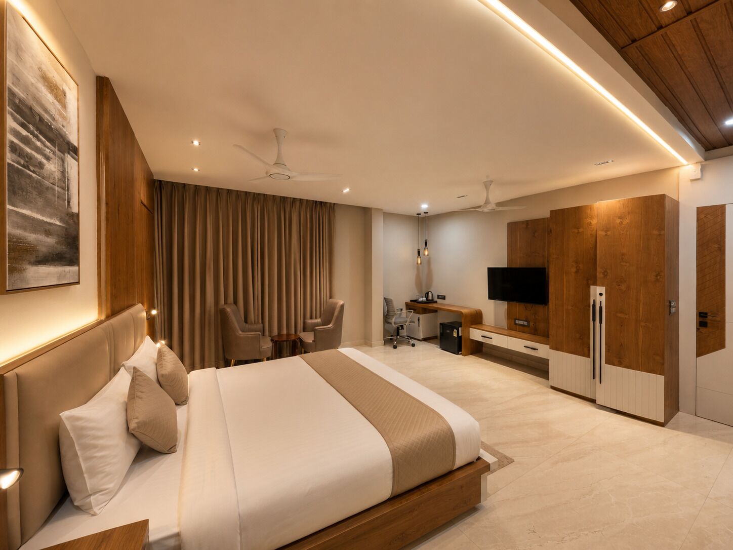 Habitación de hotel moderna con una cama grande, un escritorio, un televisor y un armario.
