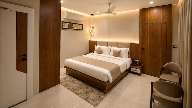 Un dormitorio moderno con una cama grande, un ventilador de techo y una mesita de noche.