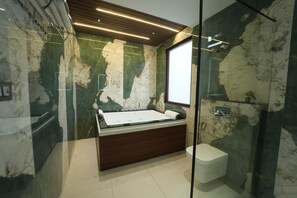 Baignoire et douche séparées, articles de toilette gratuits