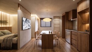 Un interno moderno con zona pranzo, cucina e un letto vista.