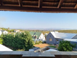 Zona residencial con casas, cielo despejado y montañas a lo lejos.