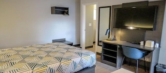 MS6 Tigard|1 Queen Bed | Non-Smoking, Shower