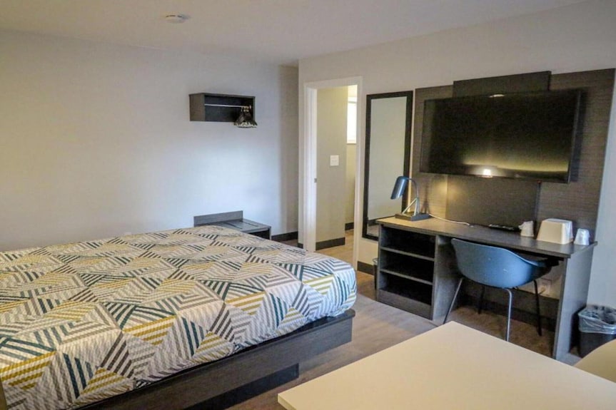 1 Queen Bed | Non-smoking - Wilsonville, OR
