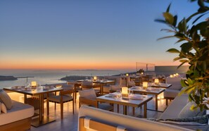 Outdoor dining - Blu Suites (Imerovigli)