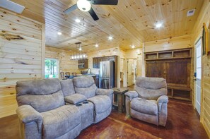 Unclassified image, 5 of 21, button - 7 Mi to Lucas Oil Speedway! Home w/ Patio & Yard (Wheatland)