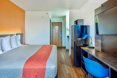 1 Queen Bed | Mob Acc RI Shwr Nsmk Minifridg