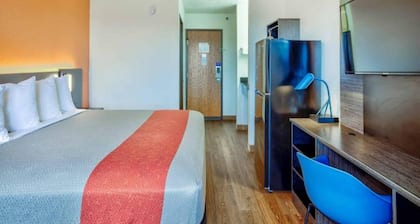 1 Queen Bed | Mob Acc RI Shwr Nsmk Minifridg