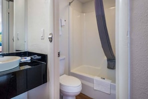 Un baño con inodoro, lavamanos y bañera.