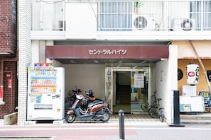 A building with a sign reading 'センターラハイツ' and a vending machine outside. - Central Heights (Fukuoka City Chuoku Watanabedori)