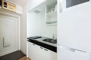A modern kitchen with a built-in dishwasher, a sink, and a microwave. - Central Heights (Fukuoka City Chuoku Watanabedori)
