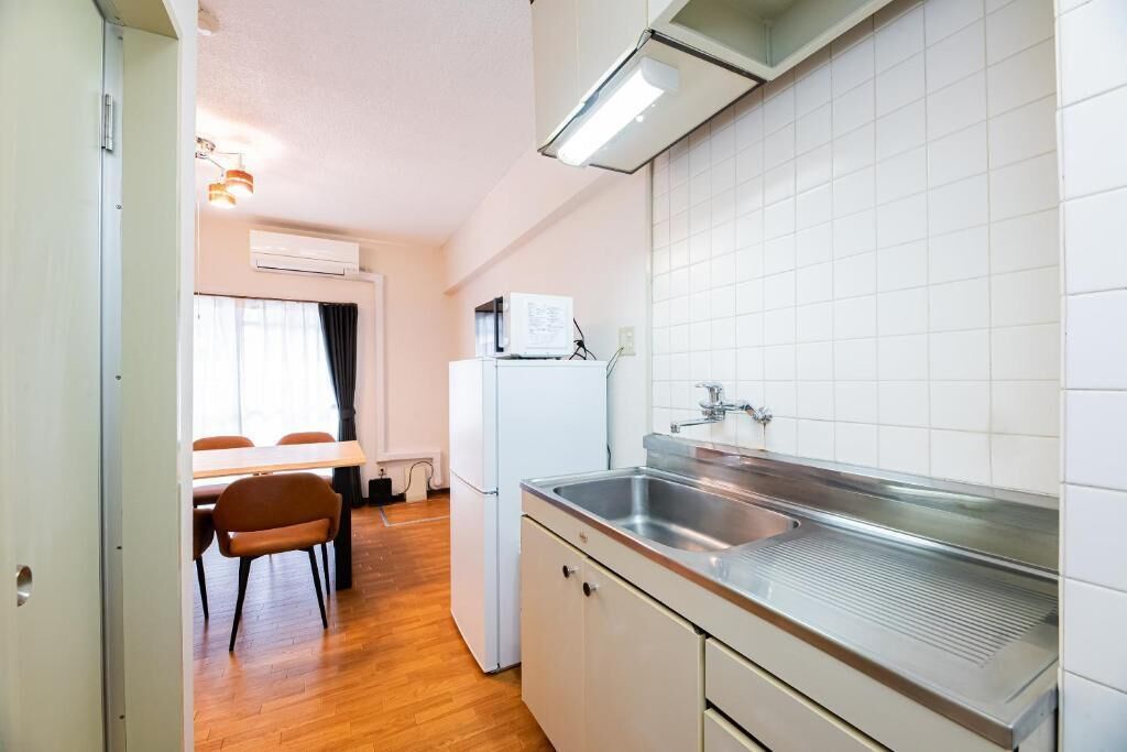 Deluxe Twin Room, Non Smoking (307) | Private kitchen | Fridge, microwave, cookware/dishes/utensils