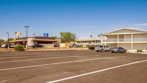 Ein Parkplatz mit einem Motel im Hintergrund.