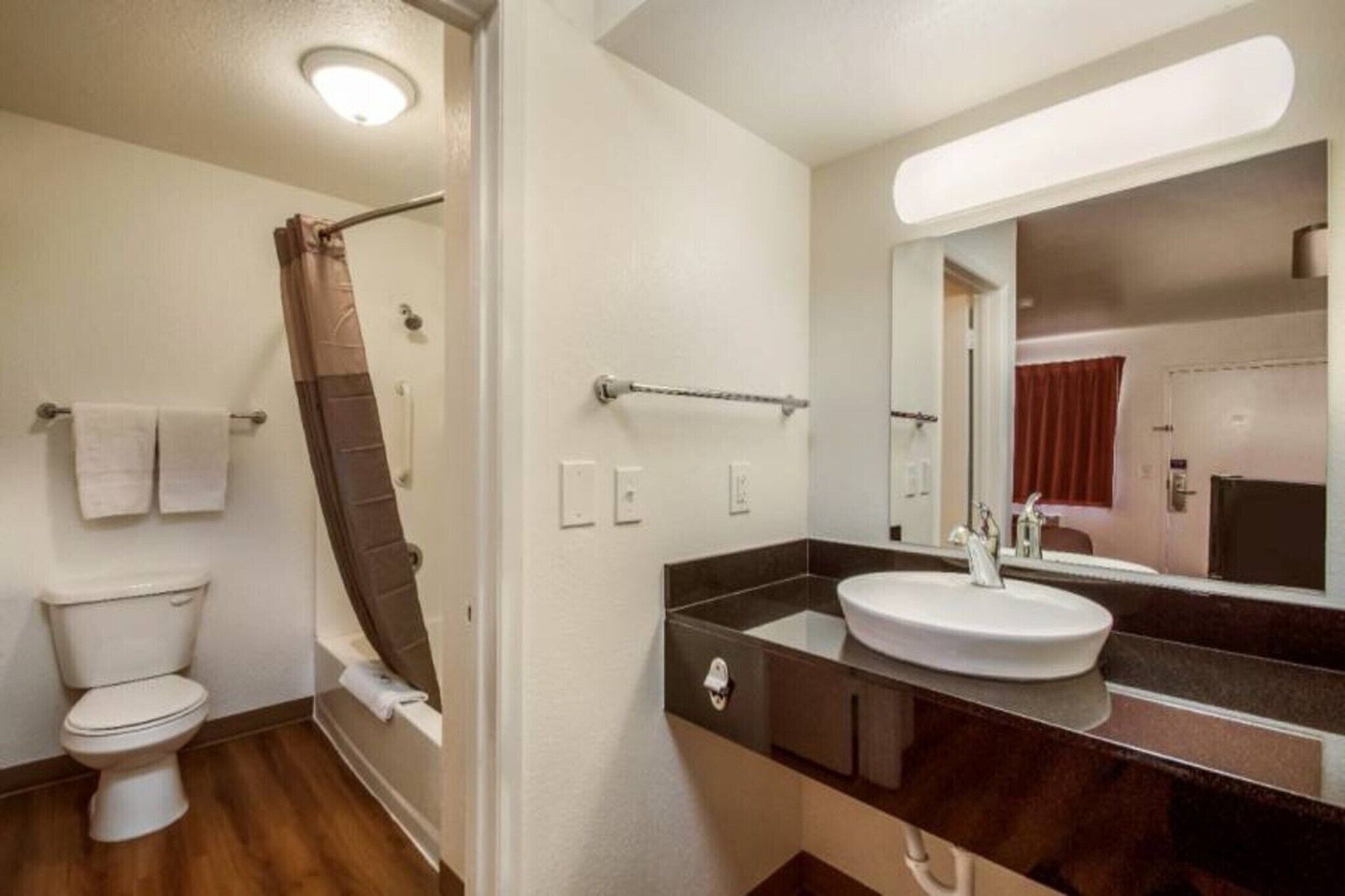 Un baño con inodoro, ducha y lavamanos.
