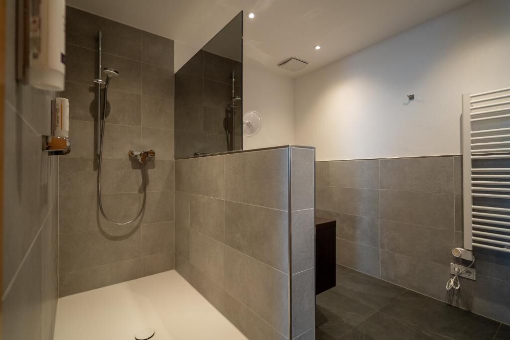 Ein modernes Badezimmer mit Dusche, Toilette und Waschbecken.