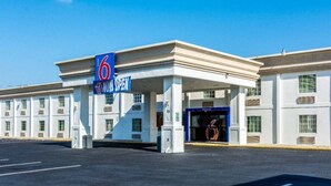 Hotel A 6, ahora abierto, con fachada moderna, múltiples accesos y cielo despejado.
