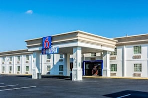 Hotel A 6, agora aberto, com fachada moderna, várias entradas e céu claro.