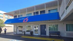 Exterior - 1 Full Bed | Mobility Access RI Shwr, Nsmk (Las Vegas)