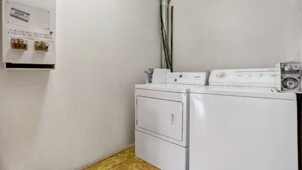 A laundry room with a washing machine and dryer, a utility meter, and a water heater. - 2 Queen Beds | Non-Smoking, Micfridge (Silver City NM)