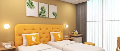 Ein Hotelzimmer mit zwei Betten, einem Nachttisch, einer kleinen Tischlampe und einem Fenster mit Vorhängen.