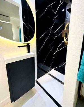 Bathroom - Hideaway Layover #26 - by ZenBreak (Oistins)