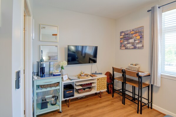 Unclassified image, 1 of 41, button - Top-Floor SML Studio with Lake & Pool Access (Huddleston)