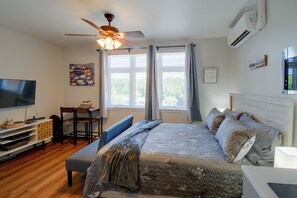 Unclassified image, 4 of 41, button - Top-Floor SML Studio with Lake & Pool Access (Huddleston)