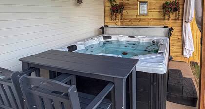 Hot Tub, Goats, Central to Many Attractions!