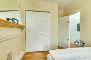 Room - Walk to HBLR & Liberty State Park: Jersey City Apt (Jersey City)