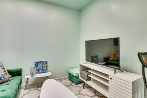 Living area - Walk to HBLR & Liberty State Park: Jersey City Apt (Jersey City)