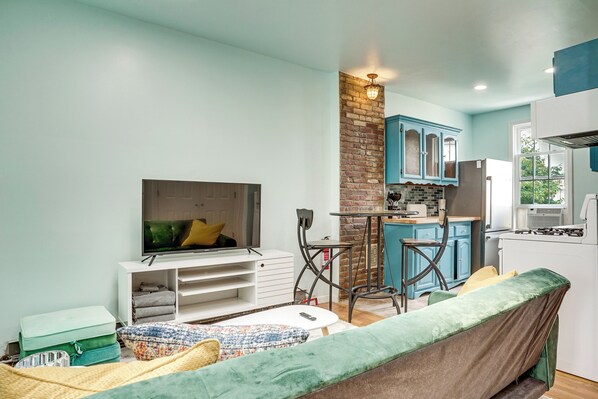 Living area - Walk to HBLR & Liberty State Park: Jersey City Apt (Jersey City)