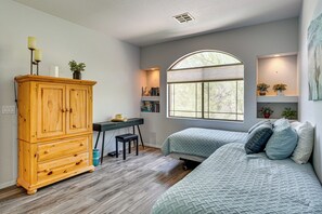 Desk, iron/ironing board, Internet, bed sheets - Pool & Hot Tub Access! Family Condo in Oro Valley (Oro Valley)