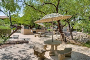 Outdoor dining - Pool & Hot Tub Access! Family Condo in Oro Valley (Oro Valley)