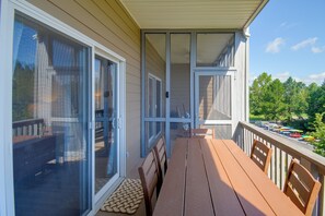 Outdoor dining - Waterfront Condo w/ Cove View on Smith Mtn Lake (Huddleston)