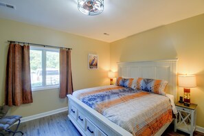 Room - Waterfront Condo w/ Cove View on Smith Mtn Lake (Huddleston)