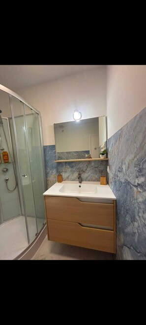 Bathroom - Vrbo Property (Villeneuve-Loubet)
