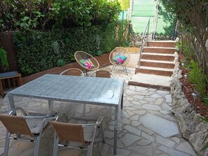 Outdoor dining - Vrbo Property (Villeneuve-Loubet)