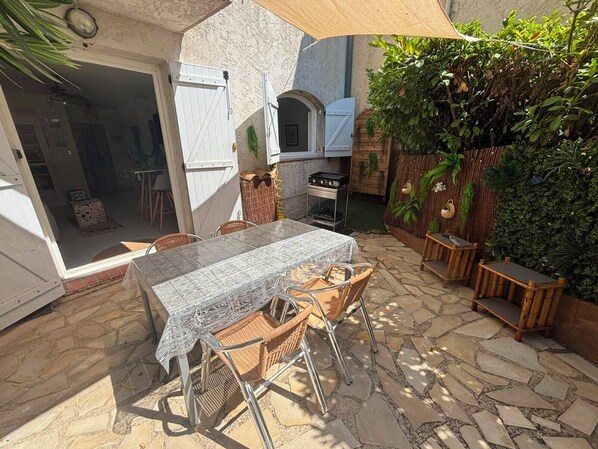Outdoor dining - Vrbo Property (Villeneuve-Loubet)
