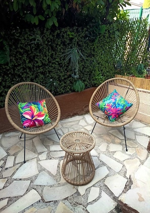 Two wicker chairs with colorful cushions on a stone patio. - Cozy 2-room apartment with a terrace - Hameaux du Soleil - Villeneuve-Loubet (Villeneuve-Loubet)