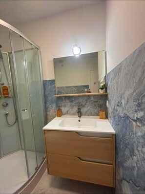 Bathroom - Vrbo Property (Villeneuve-Loubet)